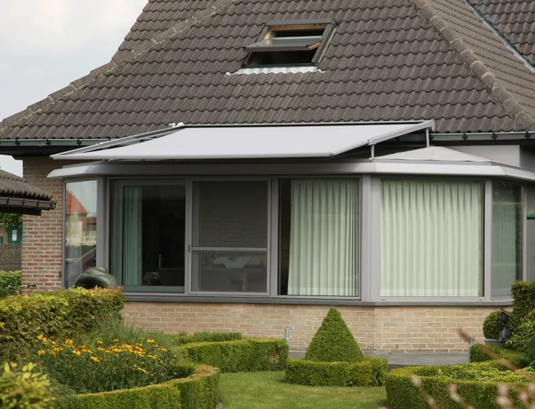 Verandazonwering met extensie en de kleur grijs.